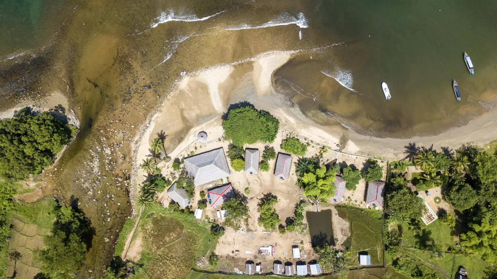 Vue aérienne de Paradise Valley entre plage, mer et bungalows